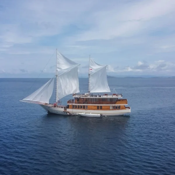 Elora Cruise Phinisi by Komodo Luxury
