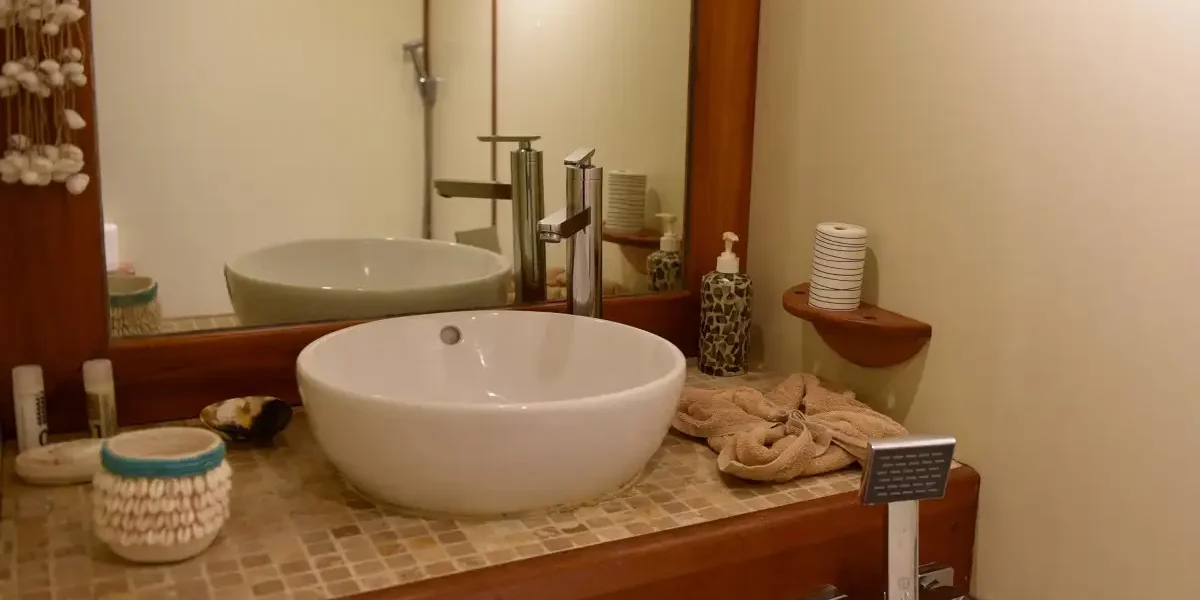 emperor raja laut lower deck twin bathroom