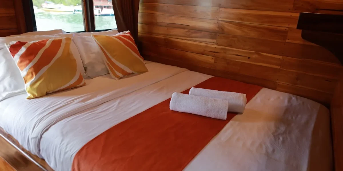 Cabin 3 Middle Deck on Floresta Phinisi | Komodo Island Tour | Komodo Luxury