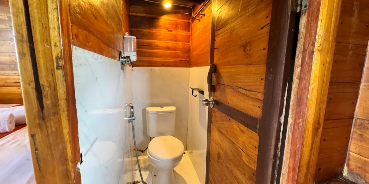 Cabin 3 Bathroom on Floresta Phinisi | Komodo Island Tour | Komodo Luxury