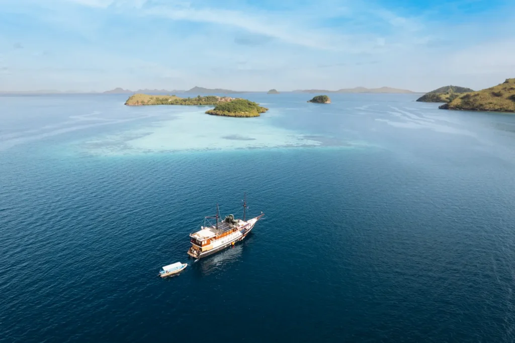 Kanha Loka Phinisi Boat Charter | Komodo Luxury