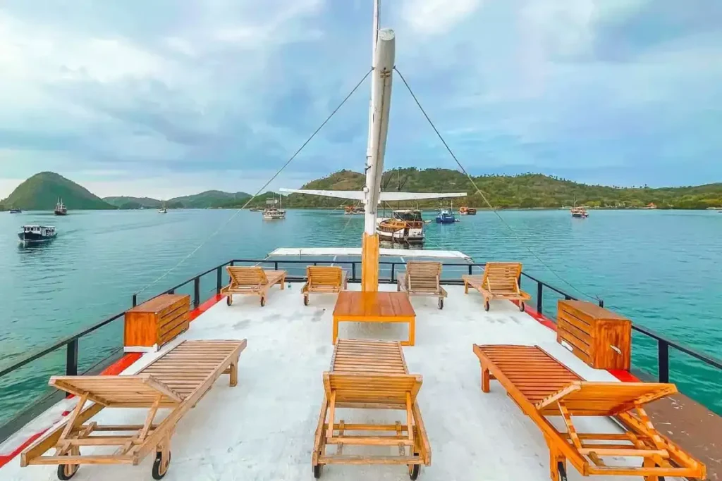 Kanha Loka Phinisi Boat Charter | Komodo Luxury