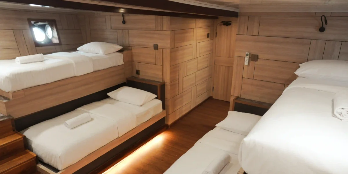 Kelimutu Room | Mosalaki Yacht Cruise Phinisi | Komodo Luxury