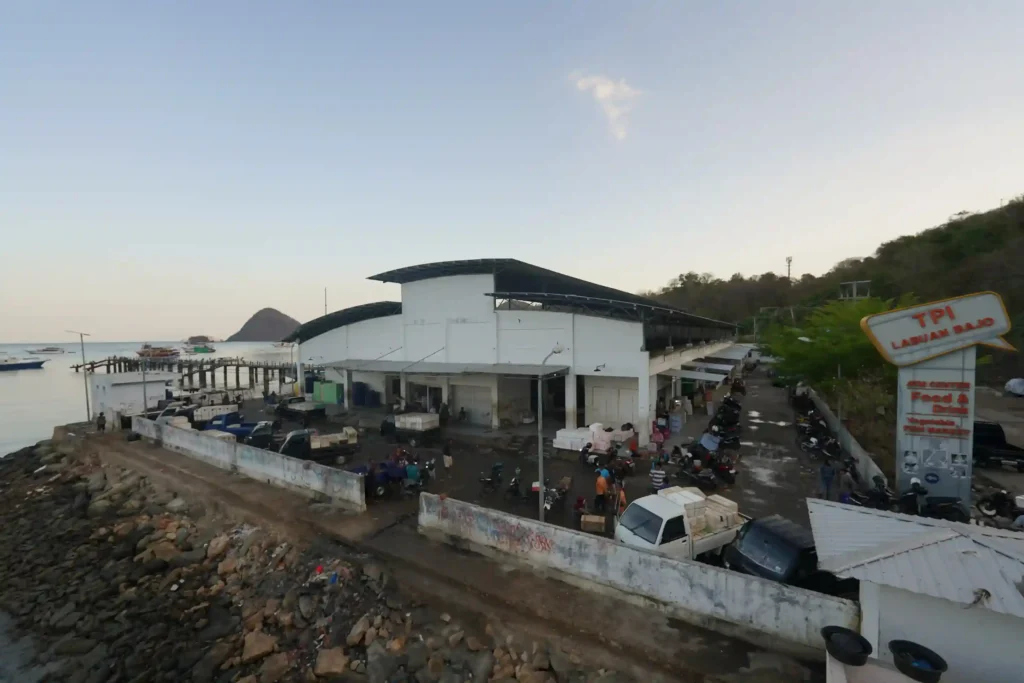 Labuan bajo TPI Market - Komodo Luxury