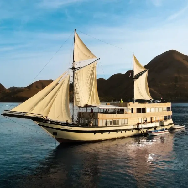 Lamborajo 3 Yacht Cruise Phinisi Charter by Komodo Luxury
