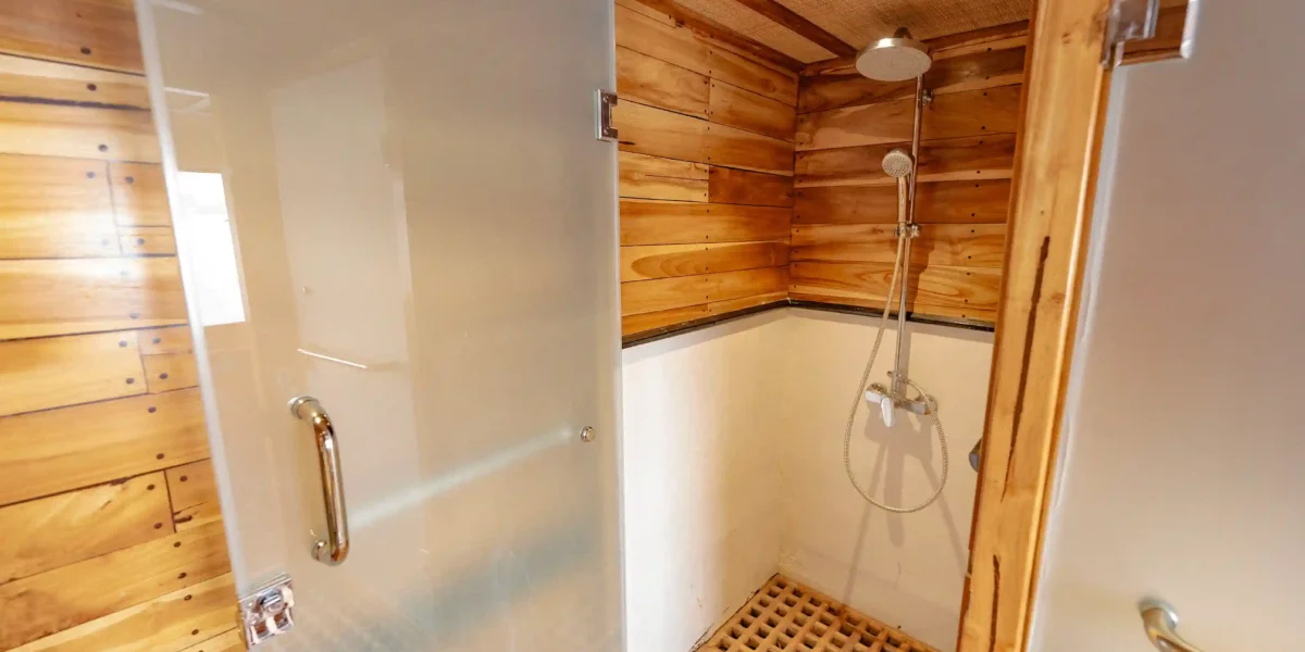 Bathroom in Royal Master Cabin | Lamborajo 3 Cruise Phinisi