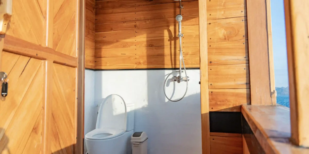 Bathroom in Master Cabin | Lamborajo 3 Cruise Phinisi