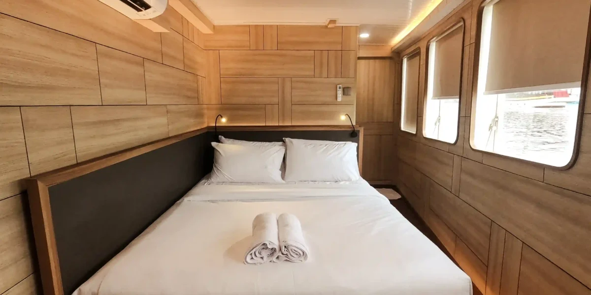 Larantuka Room | Mosalaki Yacht Cruise Phinisi | Komodo Luxury