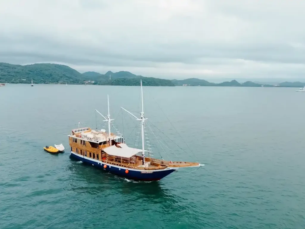Maipa Deapati Phinisi Boat Charter | Komodo Tour | Komodo Luxury