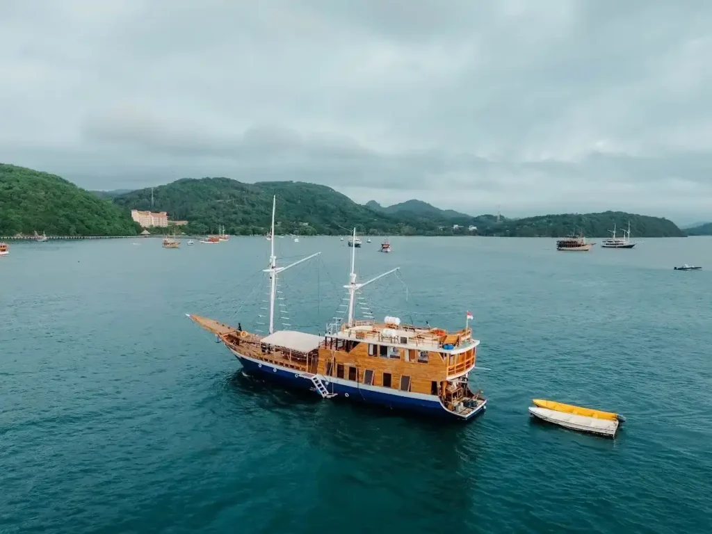 Maipa Deapati Phinisi Boat Charter | Komodo Tour | Komodo Luxury