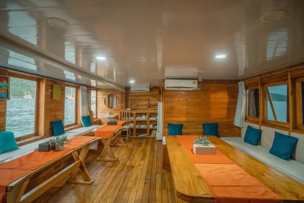 Maipa Deapati Phinisi Boat Charter | Indoor DIning Area | Komodo Tour | Komodo Luxury