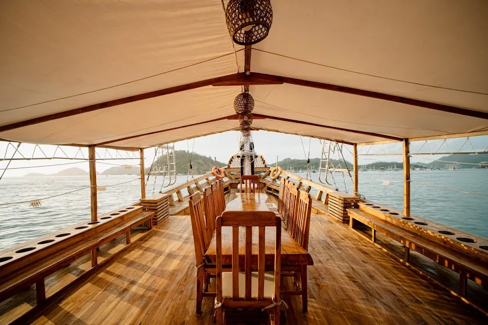 Maipa Deapati Phinisi Boat Charter | Outdoor Dining Area | Komodo Tour | Komodo Luxury