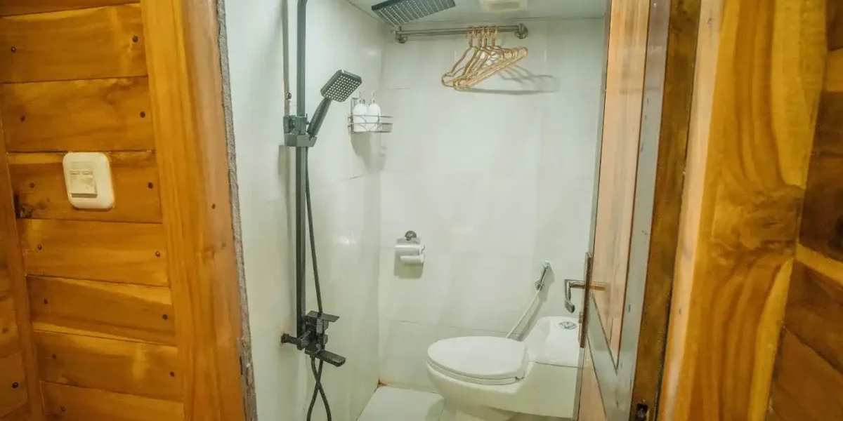 Maipa Deapati upper deck cabin 6 bathroom