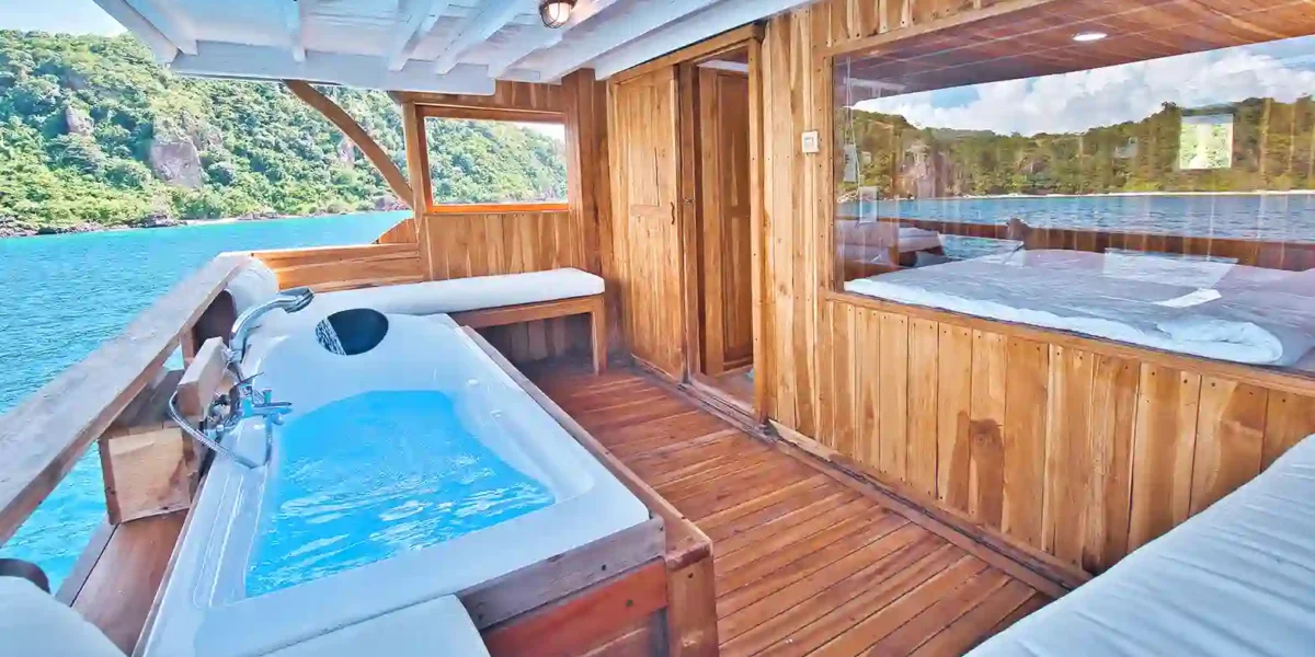 Malca-Voyages-Master-Cabin-Bathtub