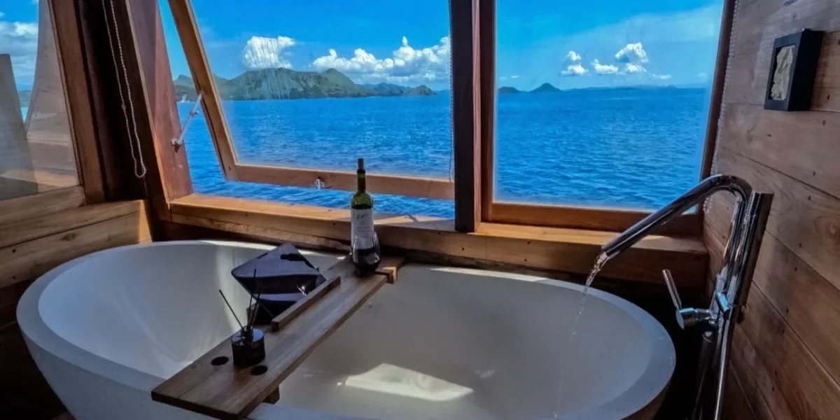 Malacca II | Raffles Cruise | Komodo Tour | Komodo Luxury