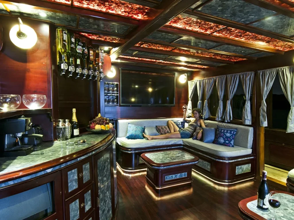Manta Mae Lounge & Bar | Komodo Luxury | Komodo Tour | Raja Ampat Tour