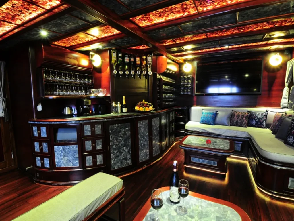 Manta Mae Lounge & Bar | Komodo Luxury | Komodo Tour | Raja Ampat Tour