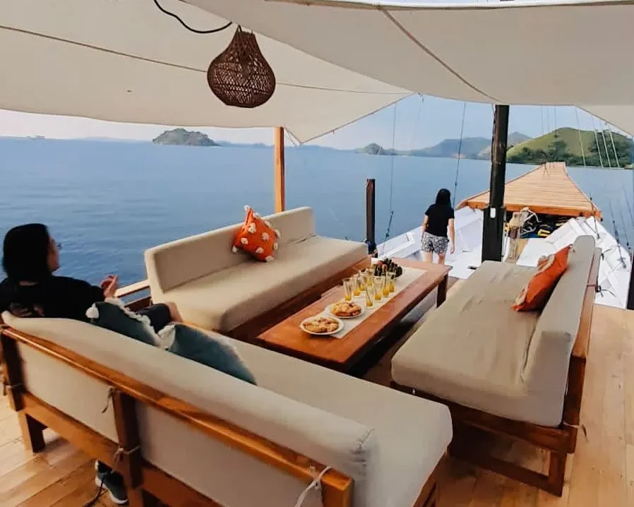 Marvelous Yacht Cruise Phinisi Deck Area - KomodoLuxury