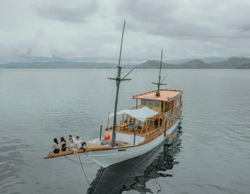 Marvelous Yacht Cruise Phinisi - KomodoLuxury