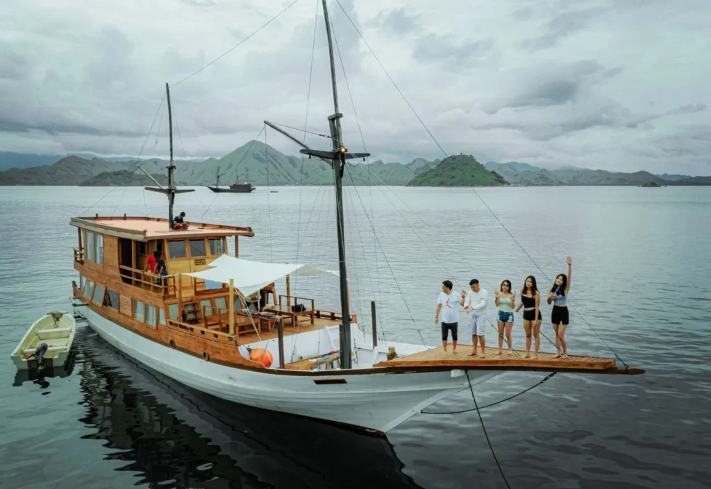 Marvelous Yacht Cruise Phinisi - KomodoLuxury