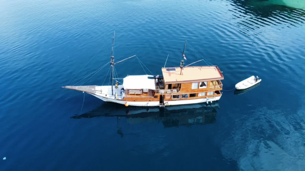 Marvelous Yacht Cruise Phinisi - KomodoLuxury