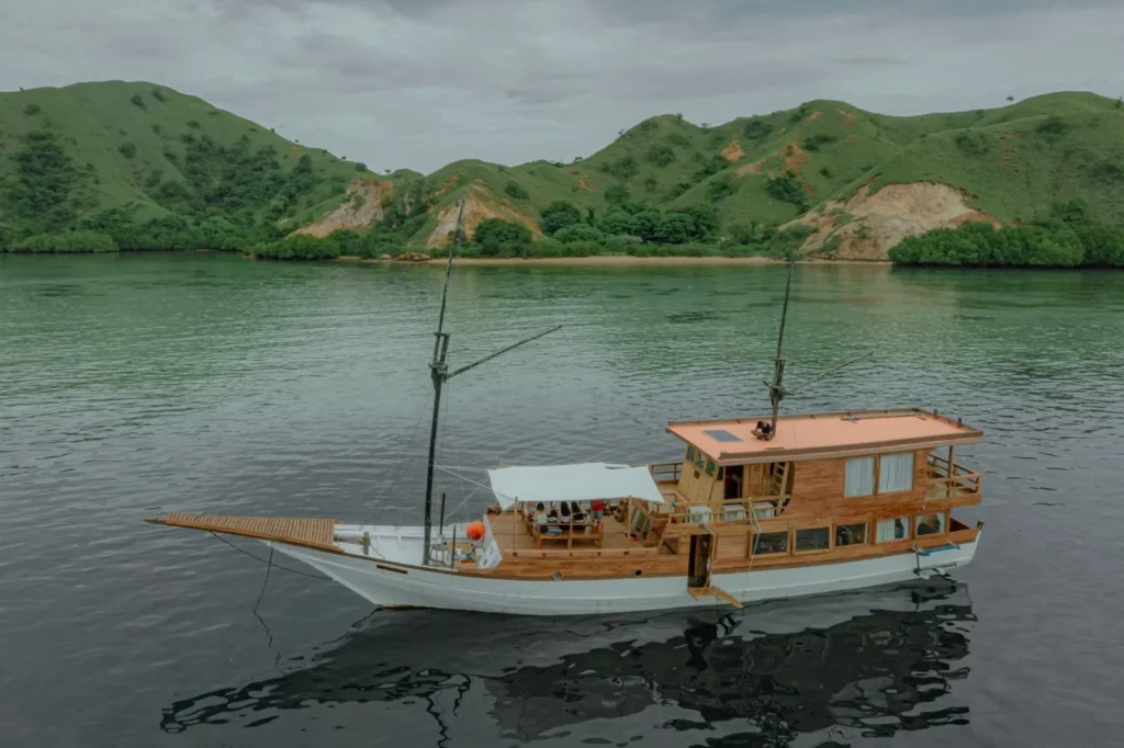 Marvelous Yacht Cruise Phinisi - KomodoLuxury