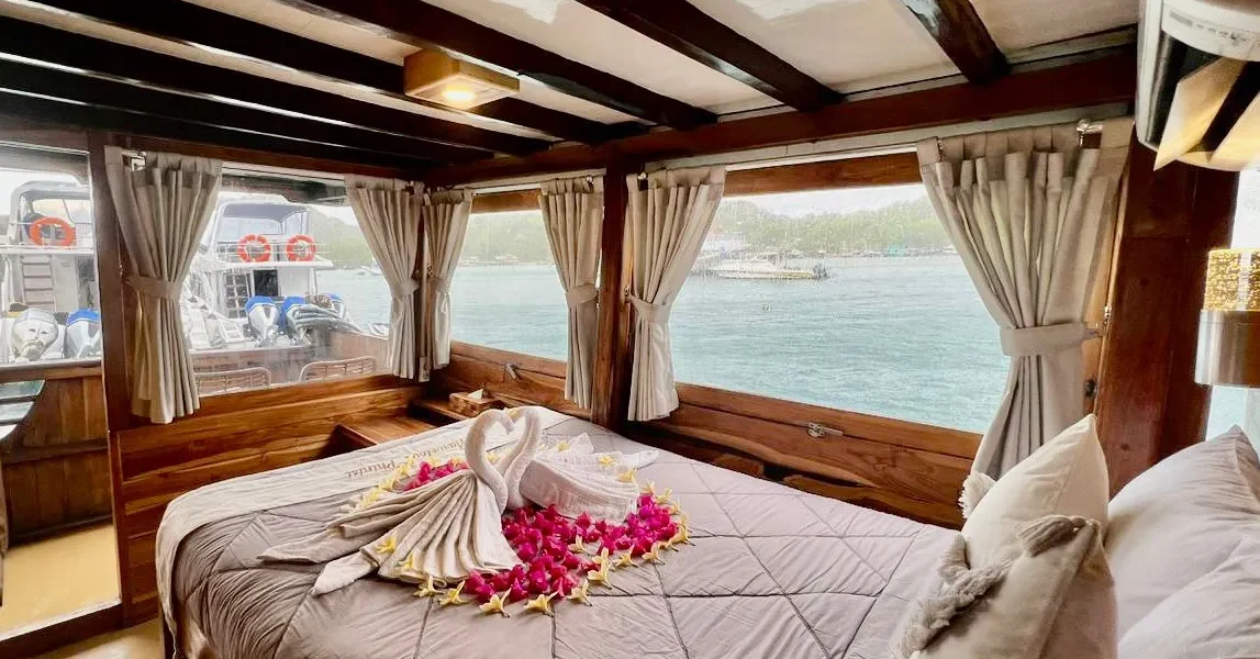 Marvelous Yacht Cruise Phinisi Master Cabin – KomodoLuxury
