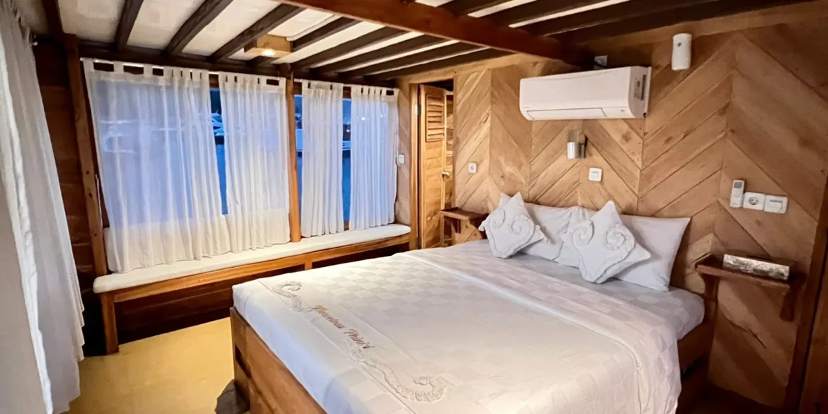 Marvelous Yacht Cruise Phinisi Master Cabin – KomodoLuxury