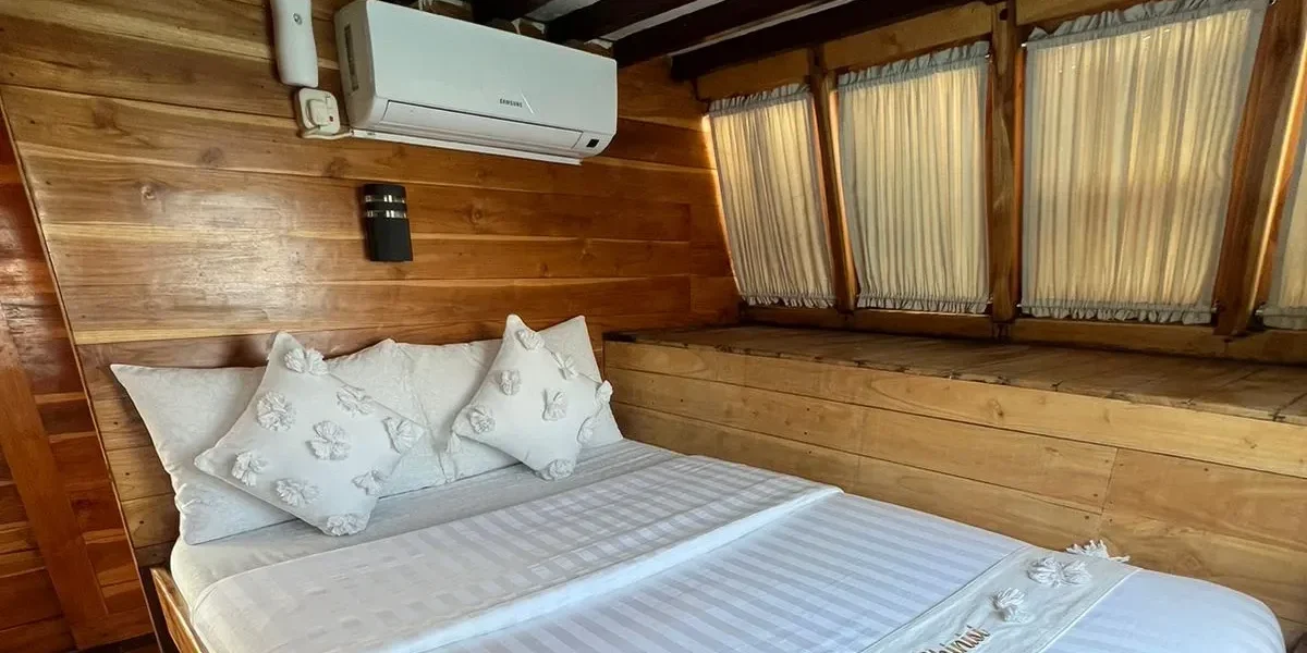 Marvelous Yacht Cruise Phinisi Private Cabin 2 – KomodoLuxury