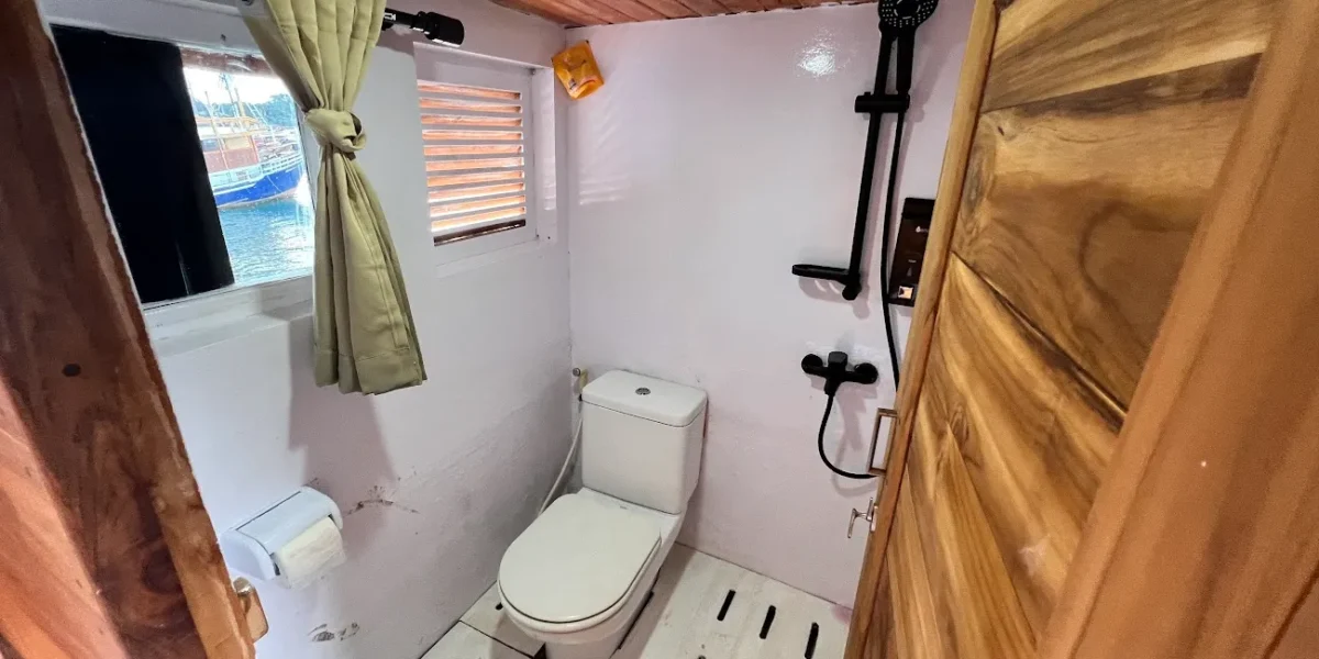 Master Ocean Cabin Flores Utama Phinisi | Komodo Luxury