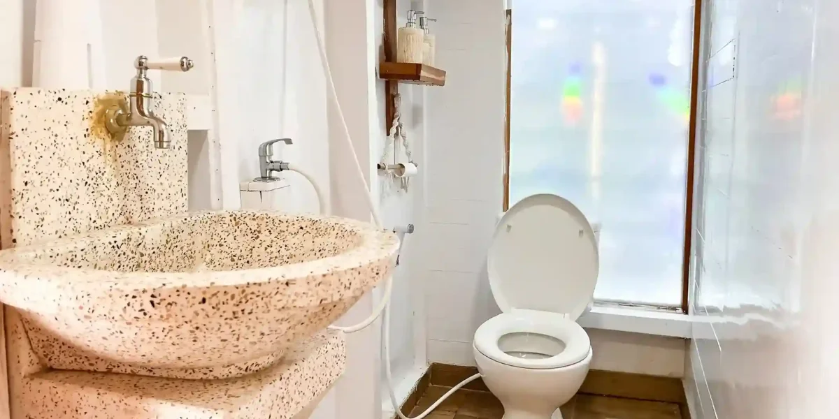 Master Ocean Cabin Bathroom in Abizar Cruise Phinisi – KomodoLuxury