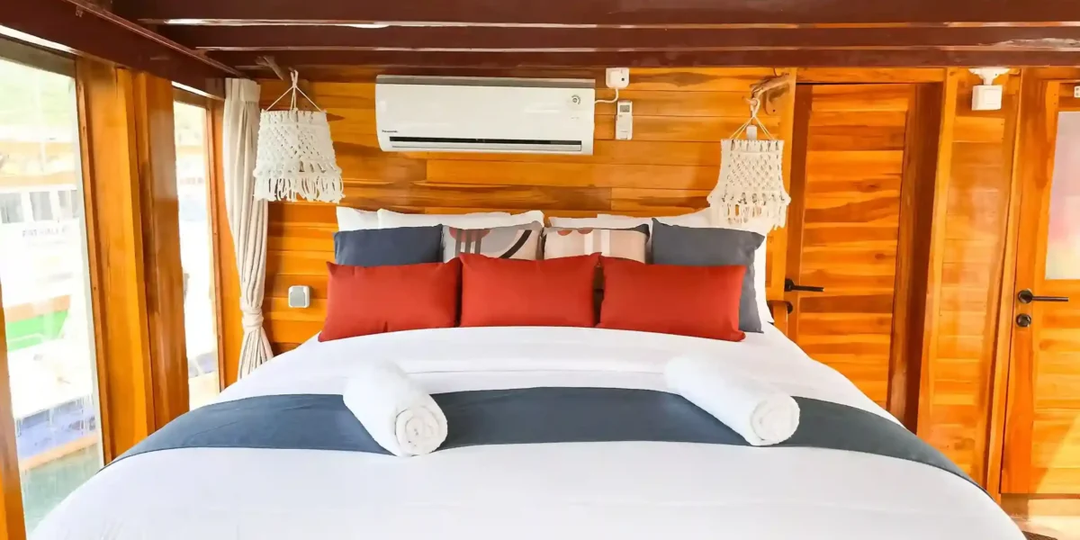 Master Ocean Cabin Bedroom in Abizar Cruise Phinisi – KomodoLuxury