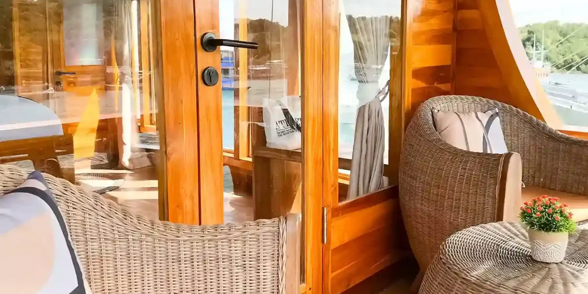 Master Ocean Cabin Bedroom1 in Abizar Cruise Phinisi – KomodoLuxury