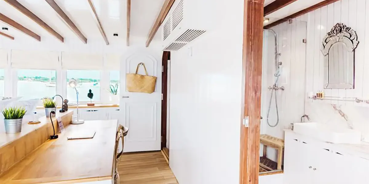 Mischief-Master-Cabin-Bathroom