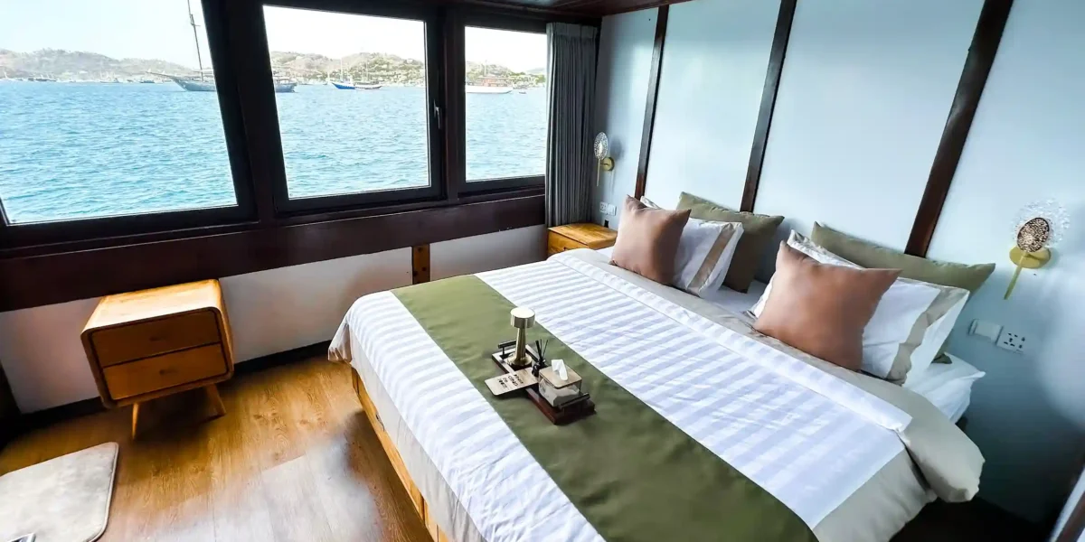 Deluxe Cabin in Neptune Cruise Phinisi – Komodo Luxury