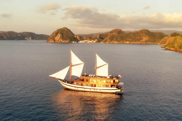 Neptune Cruise Phinisi Exterior 1 - Komodo Luxury 