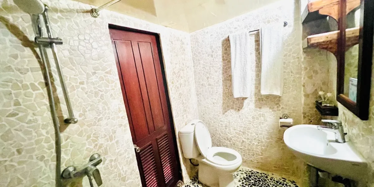 Ombak Biru Deluxe Cabin bathroom