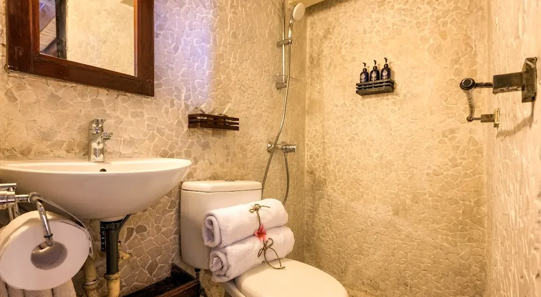 Ombak Biru twin Suite Bathroom