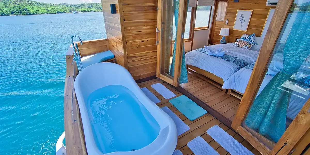 Pinta-Master-Sea-View-Bathtub
