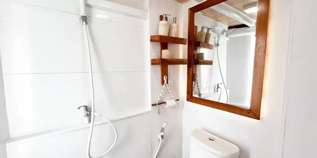 Private Cabin Bathroom in Abizar Cruise Phinisi – KomodoLuxury