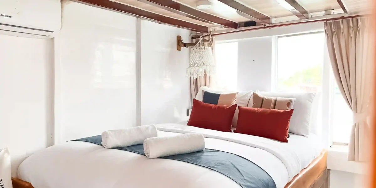 Private Cabin Bedroom in Abizar Cruise Phinisi – KomodoLuxury