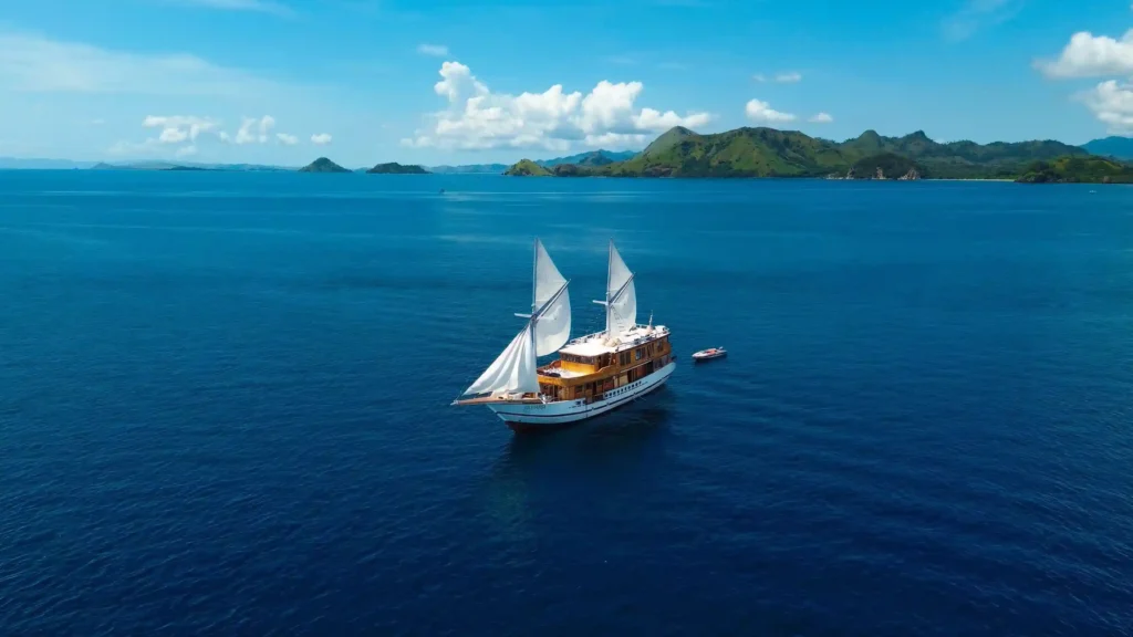 Raffles Cruise Phinisi | Komodo Tour | Komodo Luxury