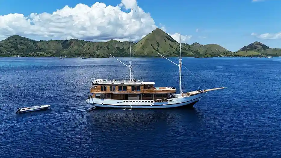 Raffles Cruise | Komodo Tour | Komodo Luxury