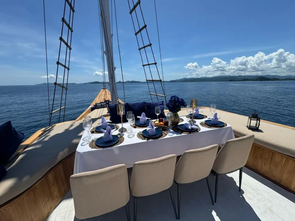 Facility | Raffles Cruise | Komodo Tour | Komodo Luxury
