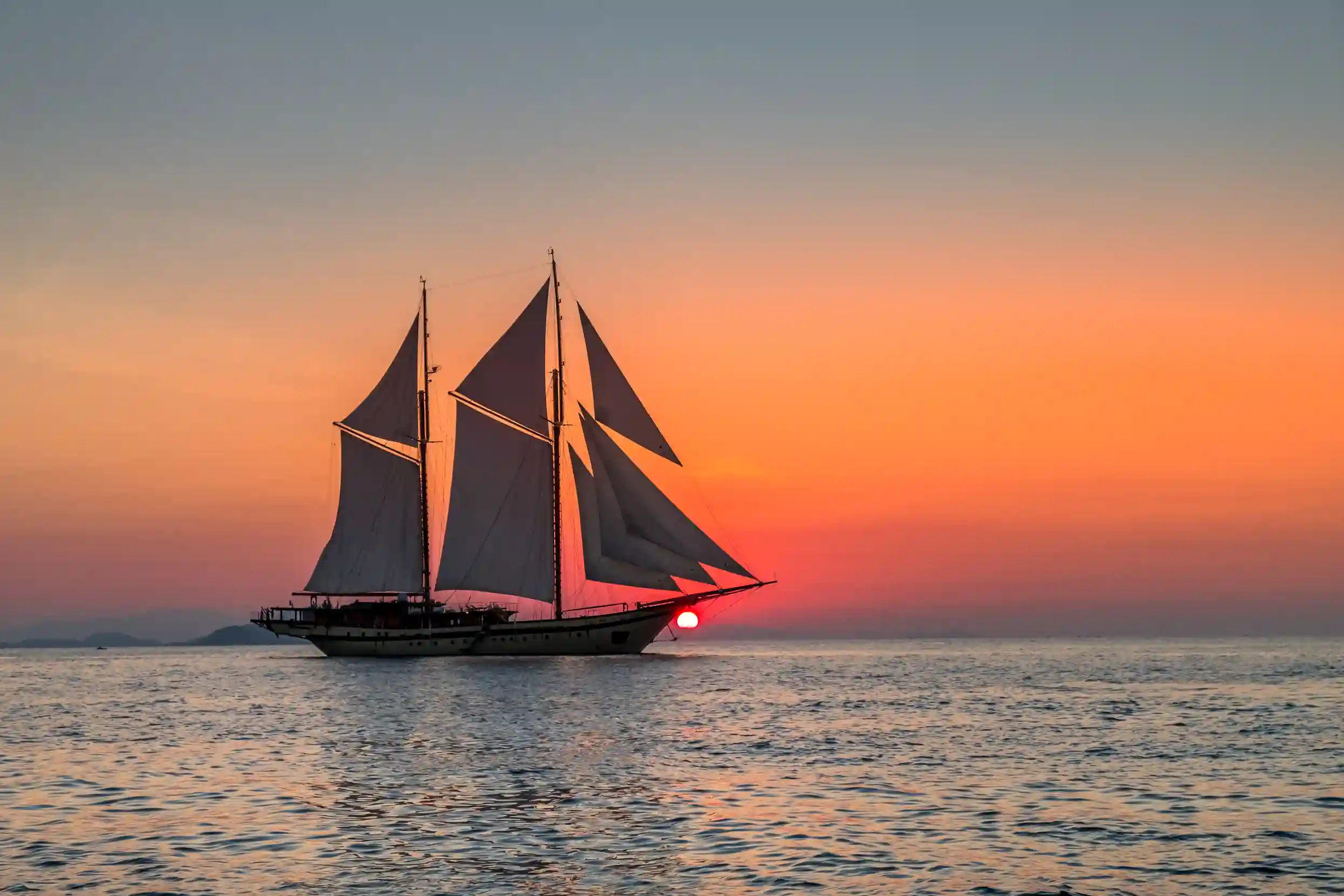8 Days 7 Night | Raja Ampat Tour Packages | Raja Ampat Diving | Luxury Phinisi Tours | Komodo Luxury