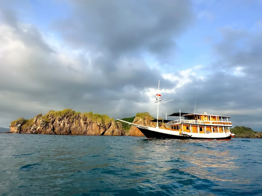 Santemako Phinisi | Komodo Tour | Komodo Luxury