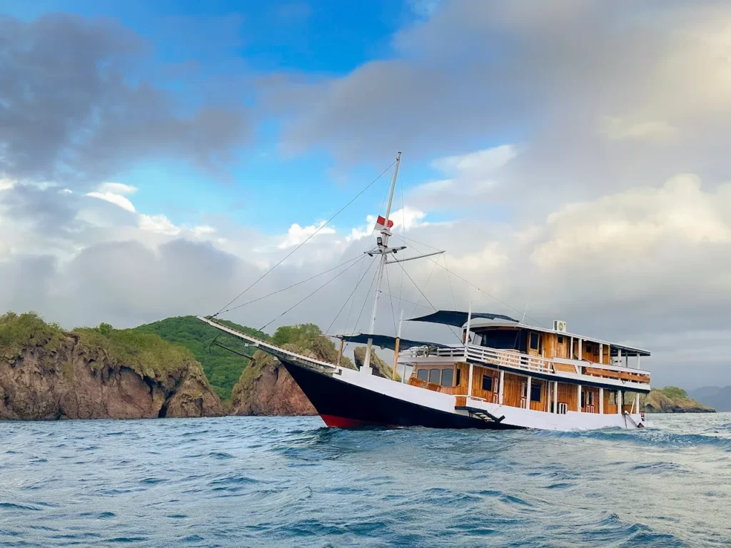 Santemako Phinisi | Komodo Tour | Komodo Luxury