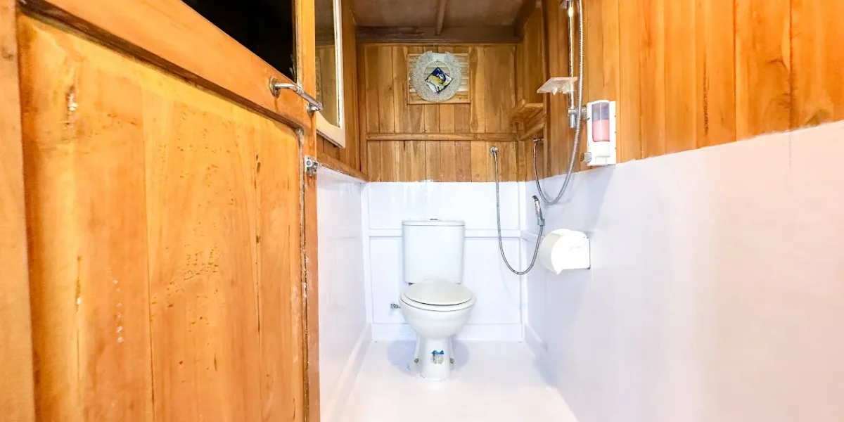 Santemako Phinisi – Master Cabin Bathroom
