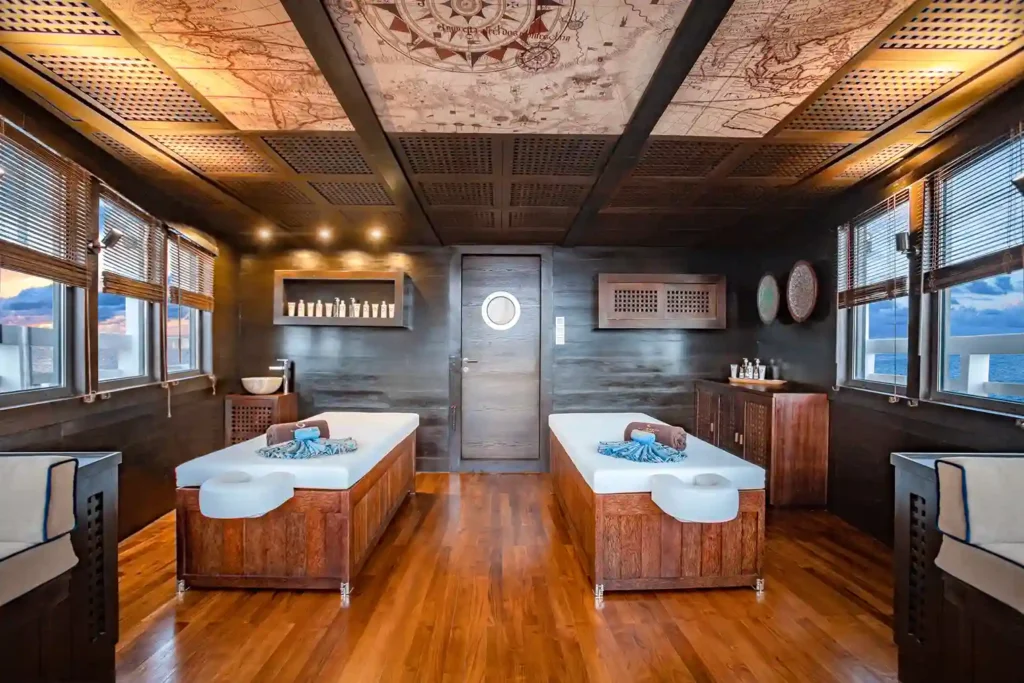 Spa Cabin Scubaspa Zen Liveaboard Phinisi Boat Charter | Komodo trip | Raja Ampat trip | Komodo Luxury