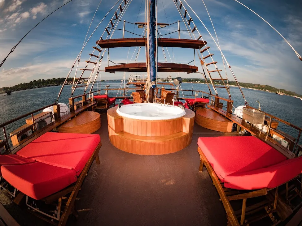 Sea Safari 6 Liveaboard | Raja Ampat | Komodo Luxury